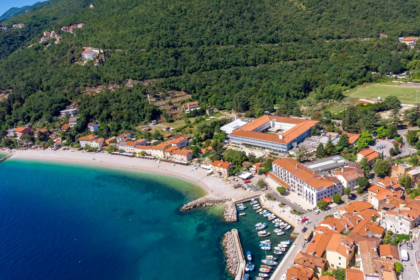 Odmor u biseru Opatijske rivijere - Prostrani apartmani s velikom terasom u hladovini blizu prelijepih plaža, Apartmani Rosović - Mo&scaron;ćenička Draga, kraj &scaron;ljunčanih plaža Mo&scaron;ćenička Draga